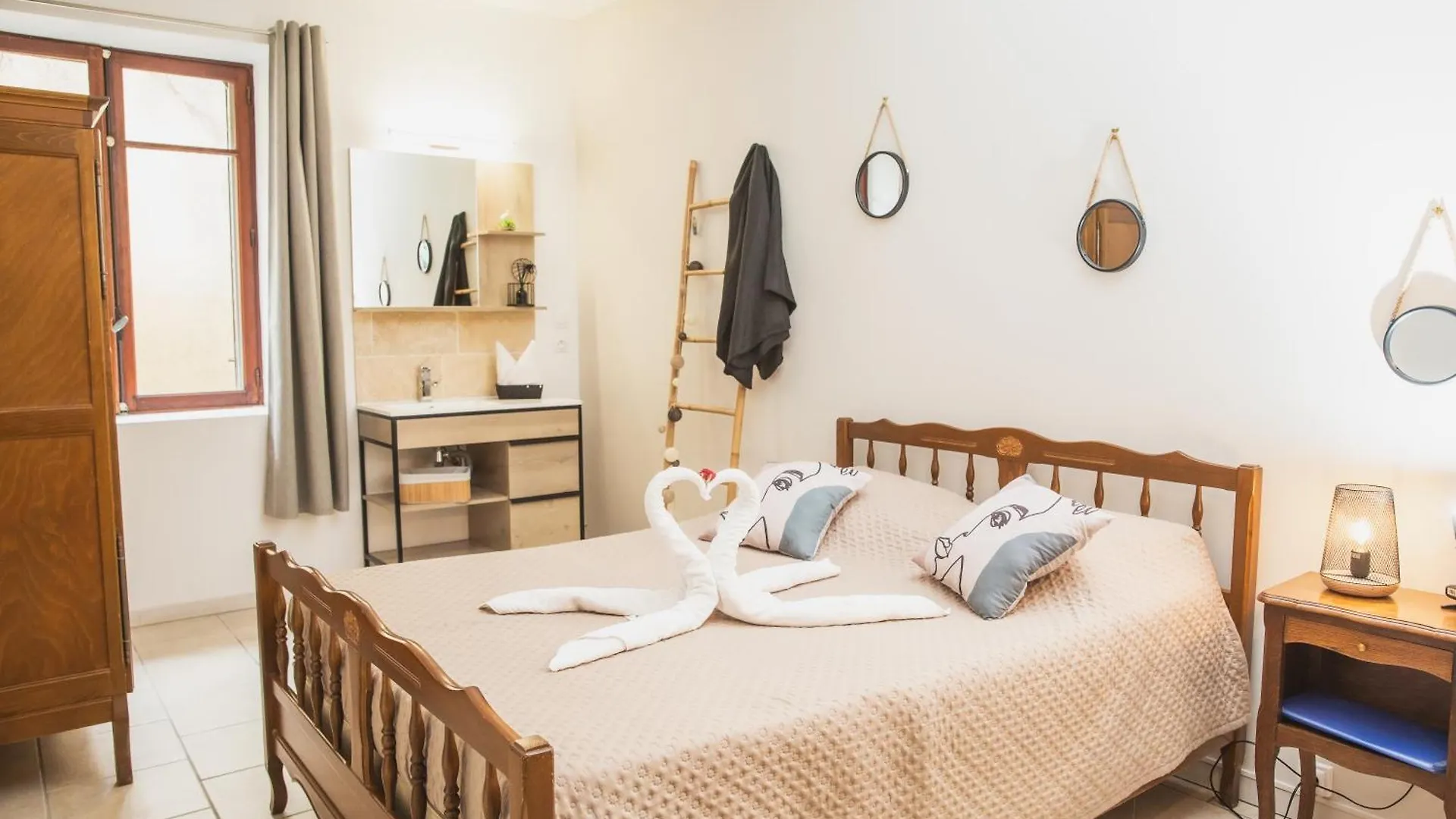 Auberge Les Voutes - Chambres D'Hotes A Lanas En Sud Ardeche Pres D'Aubenas, Ruoms Et La Grotte Chauvet Bed & Breakfast