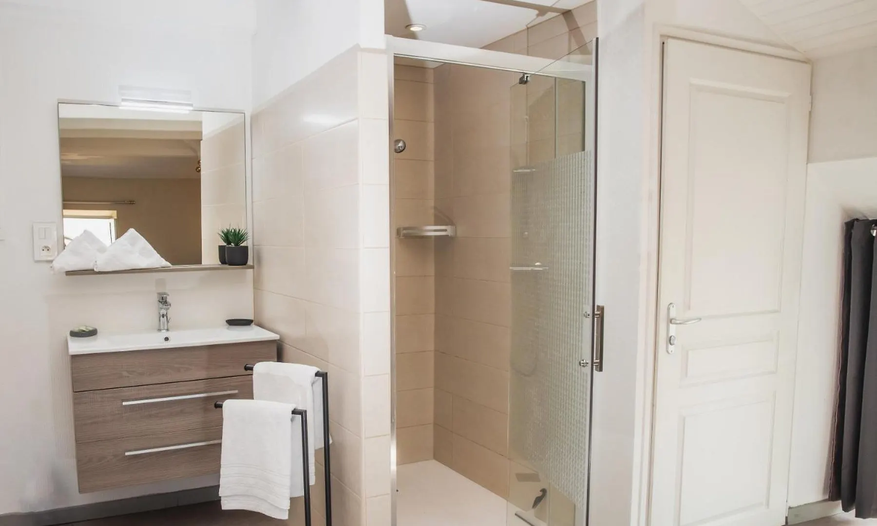 Auberge Les Voutes - Chambres D'Hotes A Lanas En Sud Ardeche Pres D'Aubenas, Ruoms Et La Grotte Chauvet 0*,