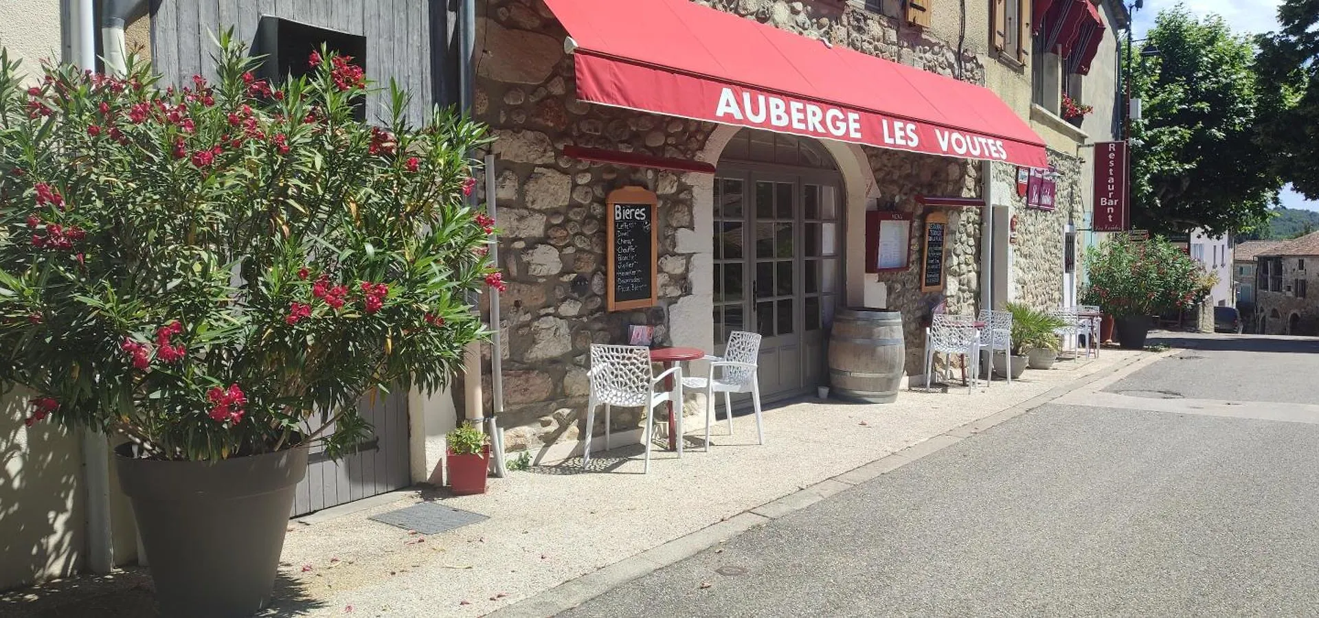 Auberge Les Voutes - Chambres D'Hotes A Lanas En Sud Ardeche Pres D'Aubenas, Ruoms Et La Grotte Chauvet فندق مبيت وإفطار