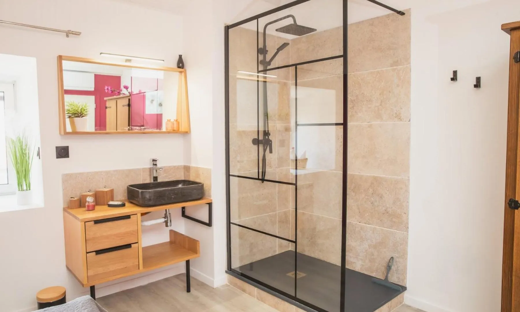 Auberge Les Voutes - Chambres D'Hotes A Lanas En Sud Ardeche Pres D'Aubenas, Ruoms Et La Grotte Chauvet فندق مبيت وإفطار
